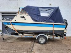 Kajütboot Angelboot Ockelbo kurze Kajüte neuwertige Persenning Kajütboot Angelboot Ockelbo kurze Kajüte neuwertige Persenning