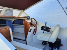 Kajütboot Mystraly Weekend 480 + 4-Takt Aussenborder Suzuki 25 PS + Trailer Wick