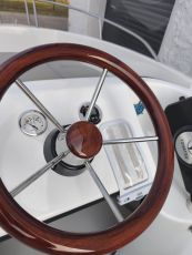 Kajütboot Mystraly Weekend 480 + 4-Takt Aussenborder Suzuki 25 PS + Trailer Wick