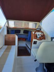 Kajütboot Mystraly Weekend 480 + 4-Takt Aussenborder Suzuki 25 PS + Trailer Wick
