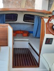 Kajütboot Mystraly Weekend 480 + 4-Takt Aussenborder Suzuki 25 PS + Trailer Wick