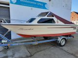 Kajütboot Mystraly Weekend 480 + 4-Takt Aussenborder Suzuki 25 PS + Trailer Wick